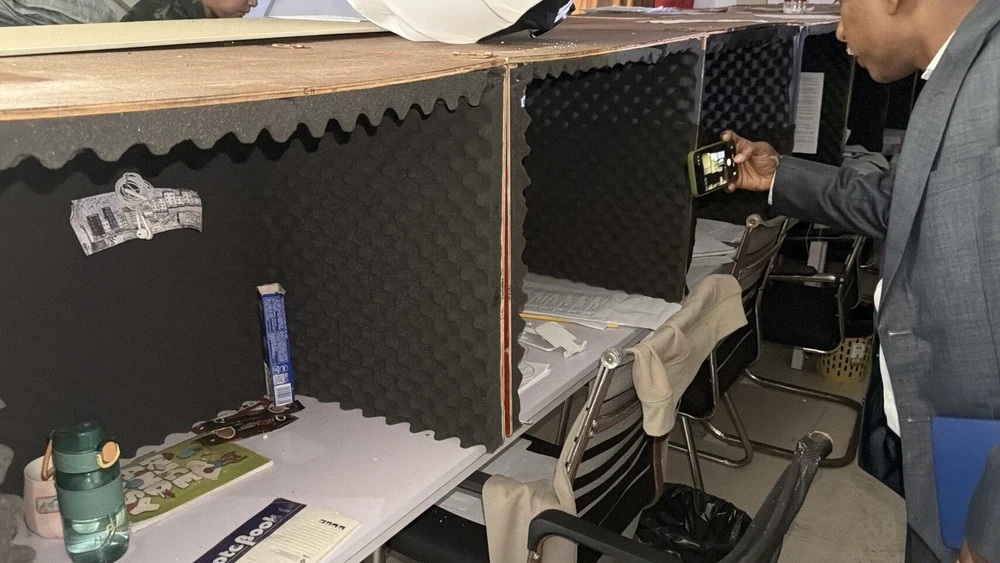 Nhiều kịch bản lừa đảo được tìm thấy ở hiện trường. Ảnh: KHAOSOD