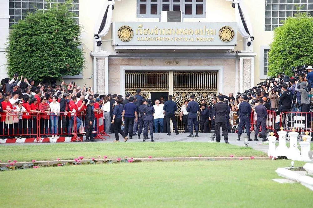 cuu-thu-tuong-thai-lan-thaksin-ra-tu.png