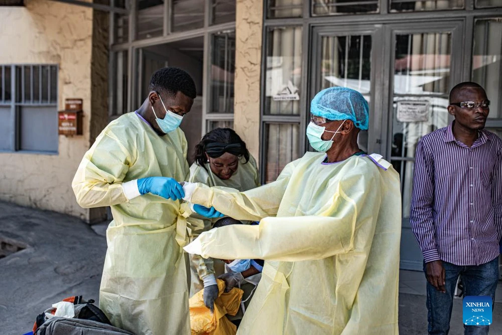 reuters-my-keu-goi-chau-au-ap-lenh-han-che-di-lai-do-ebola-truoc-them-world-cup.png