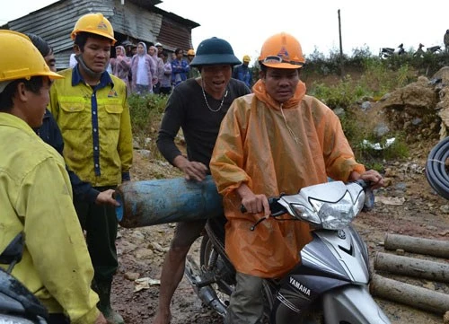 Đã khoan được 10 mét bơm oxy vào hầm sập thủy điện ảnh 2