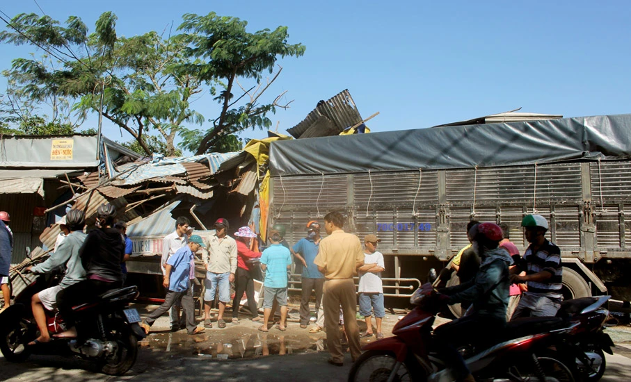 Tiệm cơm bị xe tải tông sập ảnh 2