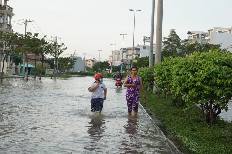 Học sinh TP.HCM bì bõm về nhà ngày đỉnh triều ảnh 4