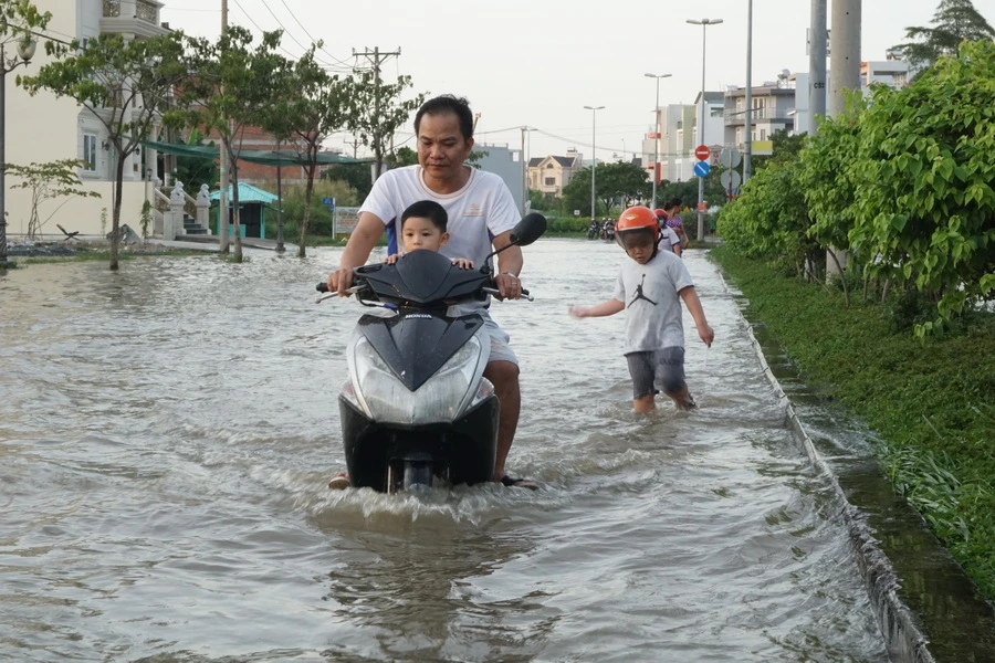 Học sinh TP.HCM bì bõm về nhà ngày đỉnh triều ảnh 3