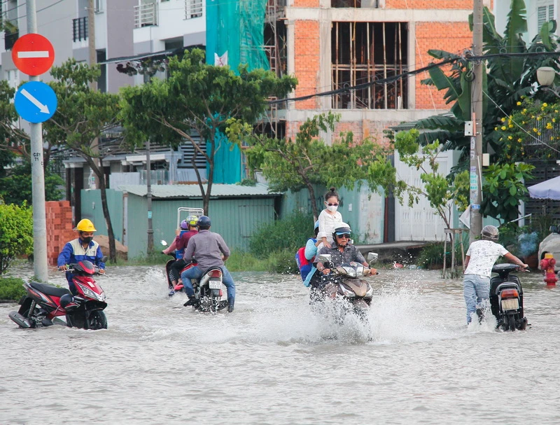 Học sinh TP.HCM bì bõm về nhà ngày đỉnh triều ảnh 2