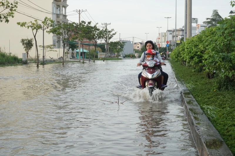 Học sinh TP.HCM bì bõm về nhà ngày đỉnh triều ảnh 5