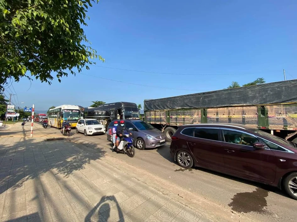 Nghỉ lễ, giao thông tê liệt ở nhiều ngả đường ảnh 8