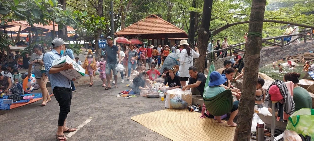 Du khách cùng gia đình trải nghiệm, cắm trại, nướng đồ ăn bên suối.