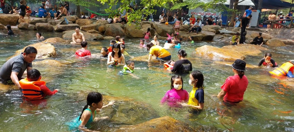 Suối nước nhân tạo, điểm nhấn của khu du lịch vô cùng mát mẻ và sạch đẹp thu hút tất cả du khách.