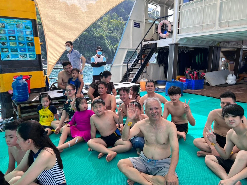 Đến ở đảo ngọc Phú Quốc, du khách vừa được ngắm cảnh đẹp, vừa được tận hưởng niềm vui bên gia đình. Ảnh: LAN THY