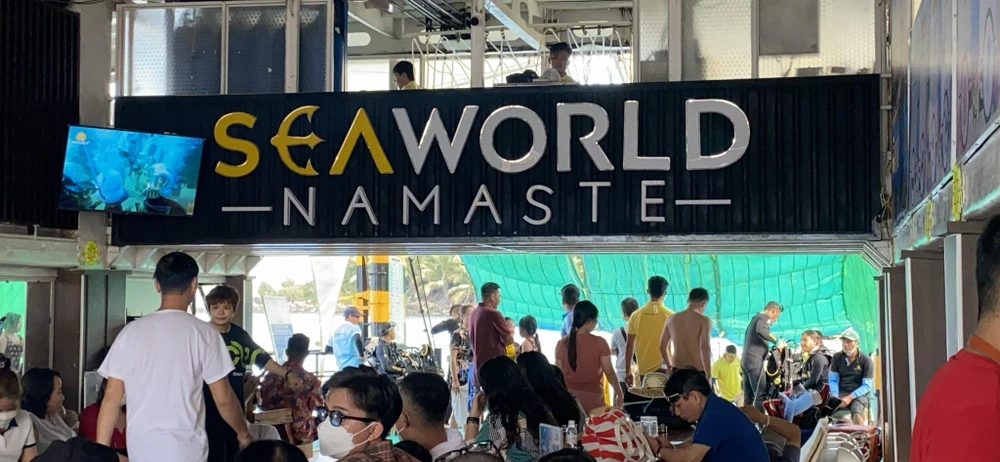 Sau khi ăn trưa, nghỉ ngơi, du khách sẽ được đưa đến SeaWorld trải nghiệm đi bộ dưới đáy biển. Ảnh: LAN THY