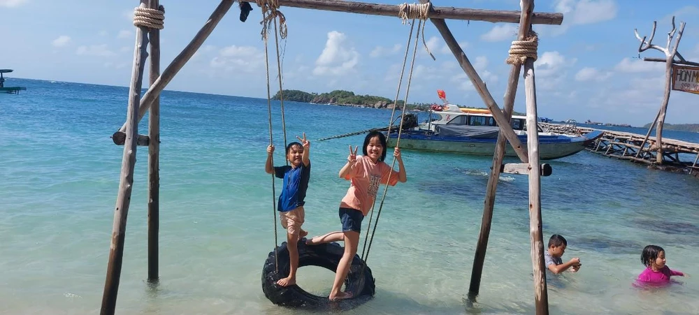 Các em nhỏ thoả thích vui đùa ở Hòn Móng Tay. Ảnh: LAN THY