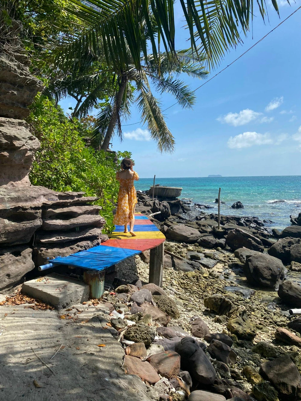 Hòn Mây Rút hoang sơ nhưng đẹp như 1 bức tranh là điểm nghỉ ngơi, selfie vô cùng lý tưởng. Ảnh: LAN THY