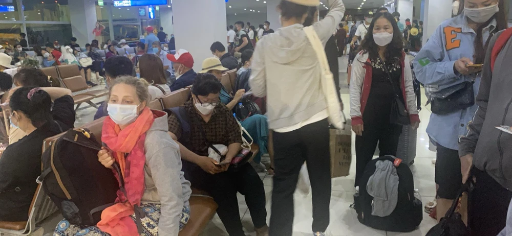 Hành khách chờ chuyến bay tại sân bay Phú Quốc tối 29-4. Ảnh: QUỲNH ANH