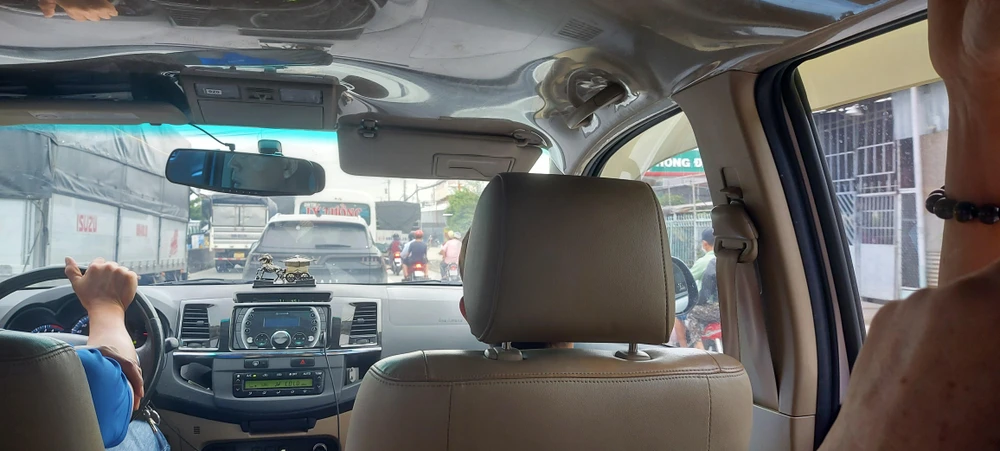 Các phương tiện nhích từng chút một.