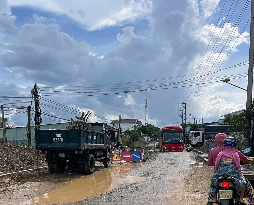 1 tuyến đường ở Hàm Thuận Nam hư hỏng nặng khiến việc đi lại của người dân vô cùng khó khăn. Ảnh: PN