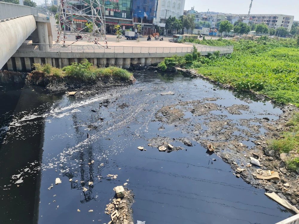 Nhiều người dân thiếu ý thức xả rác trực tiếp xuống dòng kênh.