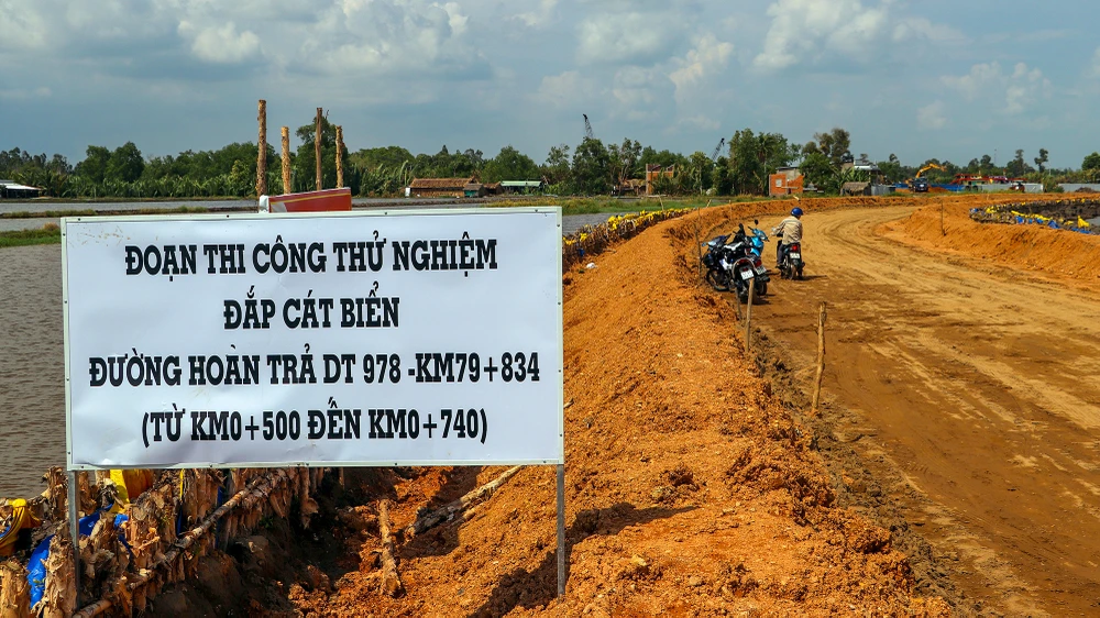 Phạm vi thi công thử nghiệm đắp cát biển có chiều dài khoảng 240 m tại đoạn tuyến hoàn trả đường tỉnh 978 trên địa bàn tỉnh Bạc Liêu. Ảnh: CHÂU ANH