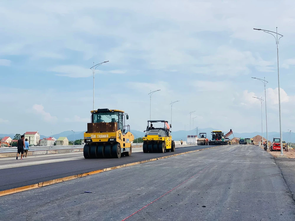 Ngày 17-8, trên công trường cao tốc Nghi Sơn - Diễn Châu các công nhân cũng đang hối hả thi công để kịp thông xe vào dịp lễ 2-9. Ảnh: ĐẮC LAM