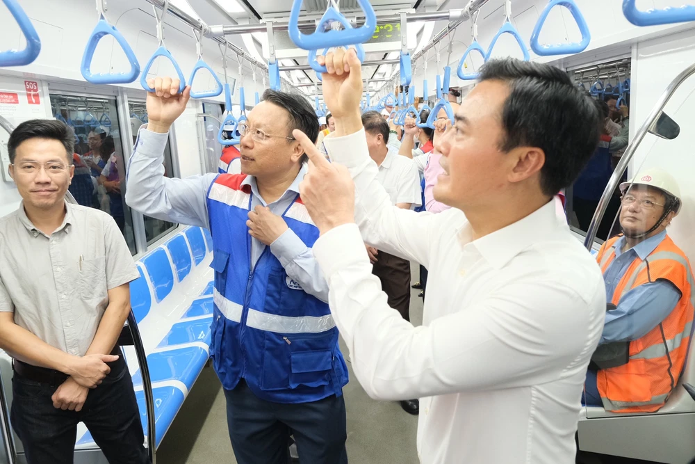 Tàu metro số 1 lần đầu chạy thử nghiệm toàn tuyến, xuất phát từ ga Bến Thành đến ga Suối Tiên. Tàu metro số 1 lần đầu chạy thử nghiệm toàn tuyến, xuất phát từ ga Bến Thành đến ga Suối Tiên.