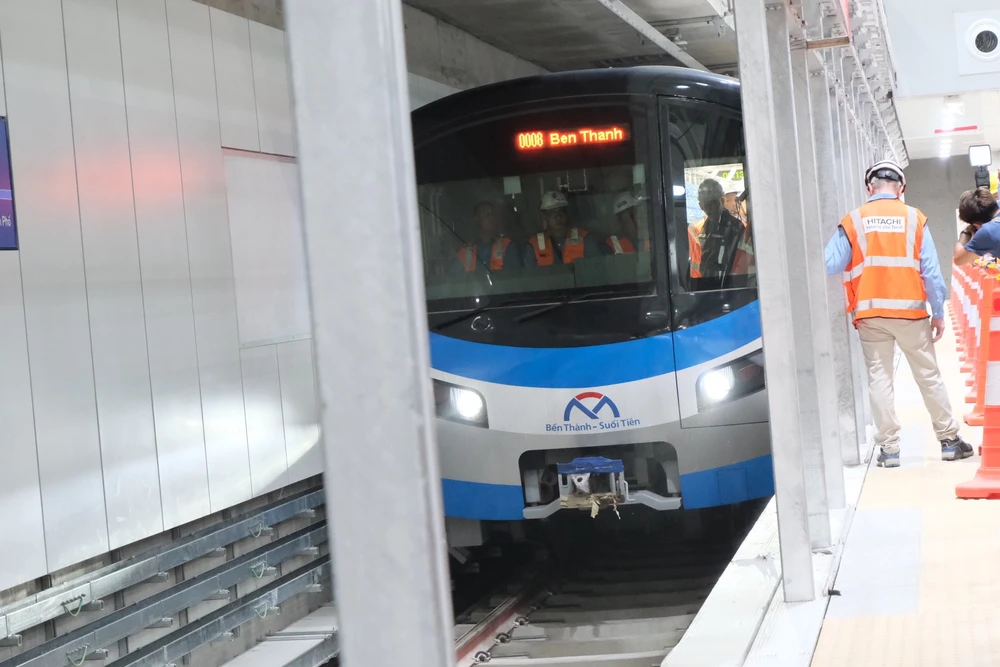 Tàu xuất phát từ ga Trung tâm Bến Thành. Tàu xuất phát từ ga Trung tâm Bến Thành.