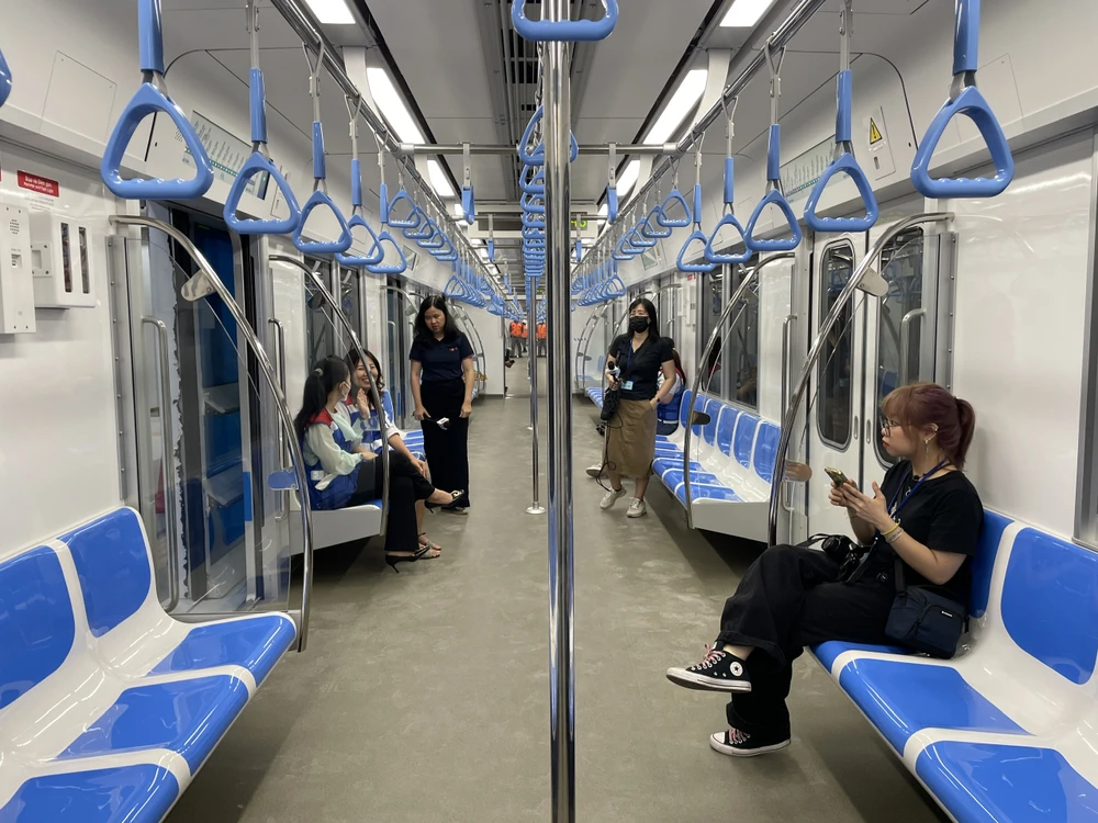 Những vị khách đầu tiên của tuyến metro số 1 khi chạy thử toàn tuyến Những vị khách đầu tiên của tuyến metro số 1 khi chạy thử toàn tuyến