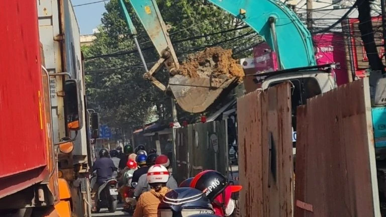 Ban ATGT tỉnh Đồng Nai đề nghị cơ quan chức năng xử lý đơn vị thi công khi thi công không bảo đảm an toàn giao thông tại dự án chống ngập trên đường Đồng Khởi ở TP Biên Hòa. Ảnh: VH.