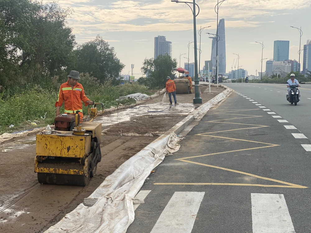 Công nhân đang thi công sửa chữa vỉa hè trên tuyến đường Tố Hữu. Ảnh: CÔNG NHẬT