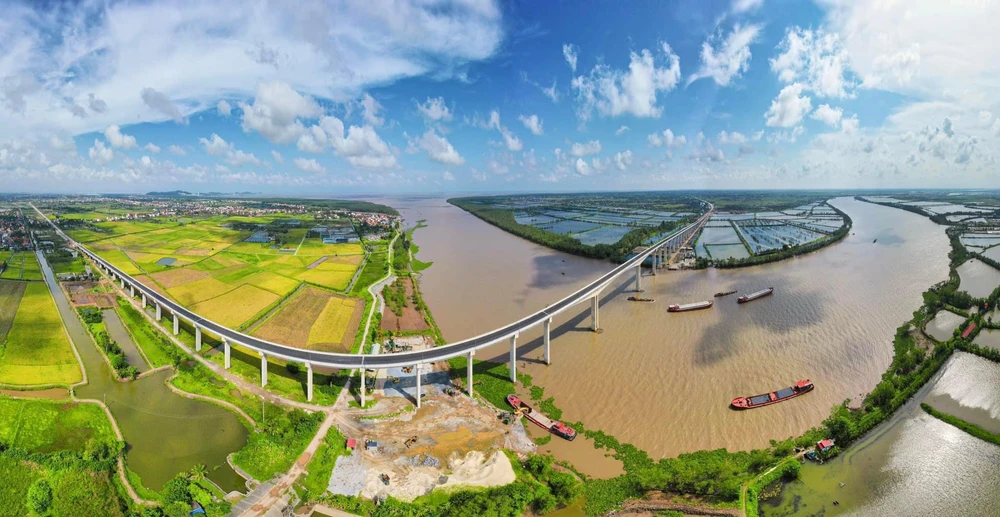 Cầu Văn Úc thuộc tuyến đường bộ ven biển Hải Phòng - Thái Bình đã hoàn thành từ lâu nhưng chưa được đưa vào sử dụng do dự án chưa hoàn thành. Ảnh: ĐỨC NGHĨA