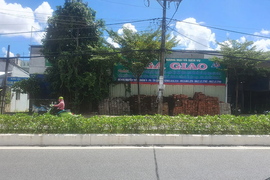 Công trình bị người dân phản ánh vi phạm được che khuất bởi cây xanh và các tấm biển chắn, cách UBND phường 9 chỉ 100 m. Ảnh: TRẦN VŨ