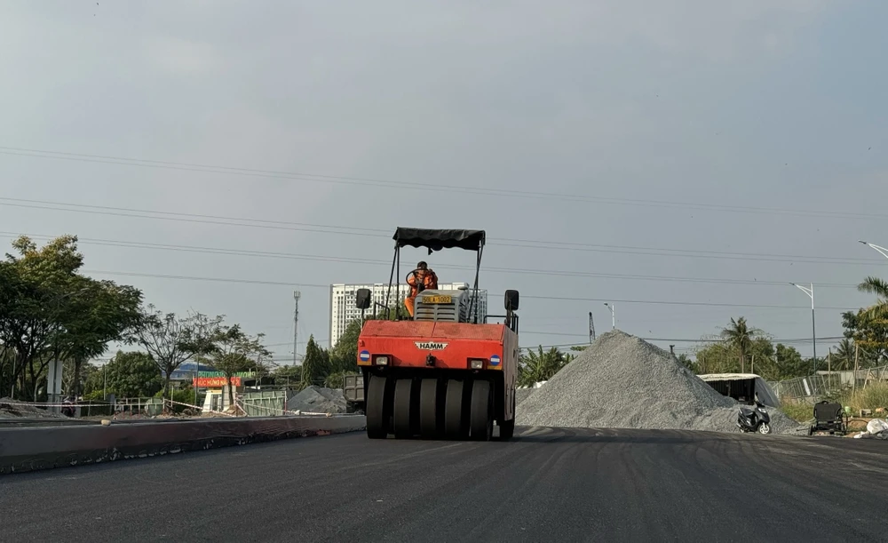 Một gói thầu của dự án Quốc lộ 50 đã thảm nhựa lần thứ nhất, dự kiến thông xe một phần vào năm 2024. Ảnh: ĐÀO TRANG