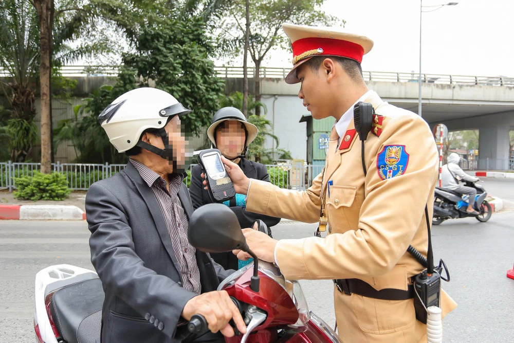 IMG Đa số đại biểu Quốc hội nêu rõ ý kiến đồng thuận quy định “nồng độ cồn bằng 0”. Ảnh: PHI HÙNG