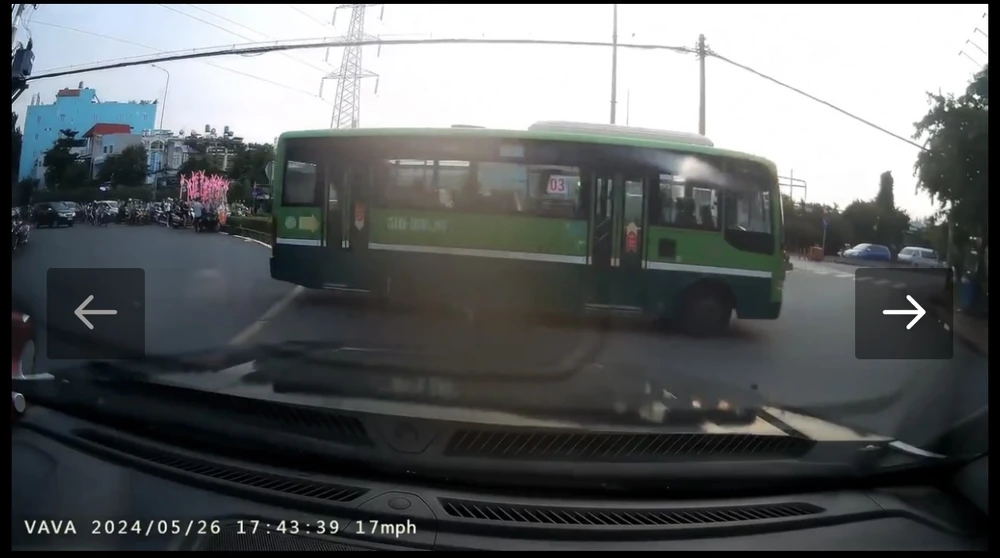 Vượt đèn đỏ.jpg