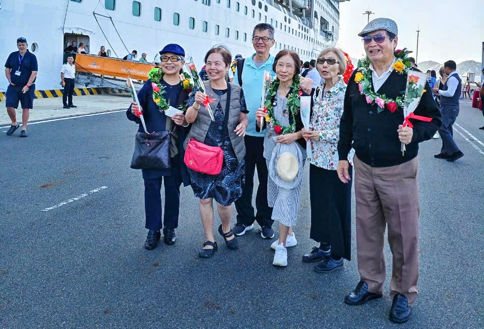 Khách tàu biển.jpg