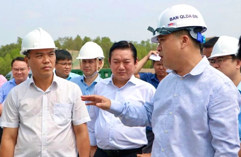 Phó chủ tịch UBND tỉnh Đồng Nai Hồ Văn Hà (bên phải) đi kiểm tra thực tế tiến độ, tình hình giải phóng mặt bằng dự án trọng điểM. Ảnh: PT.