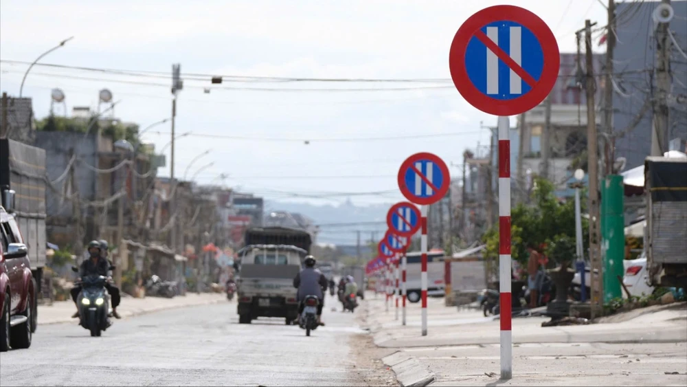 23 biển cấm đậu xe ngày chẵn trên đoạn đường 1 km ở huyện Đơn Dương. Ảnh: VT