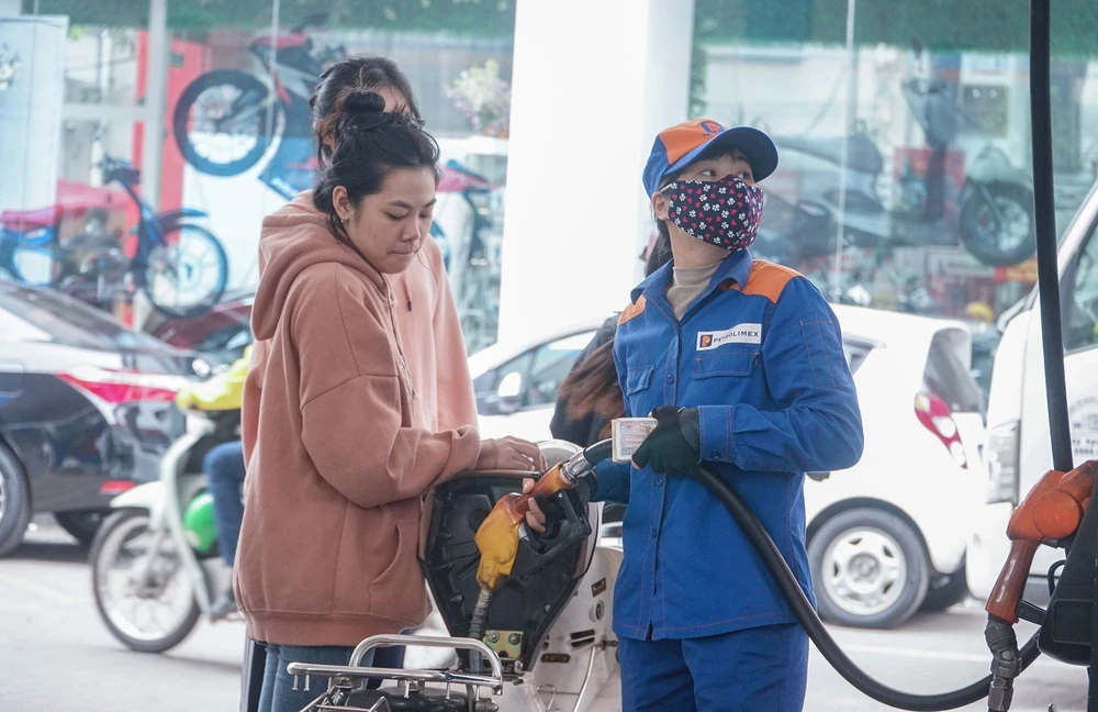 Giá xăng tăng lên hơn 20.000 đồng/lít.