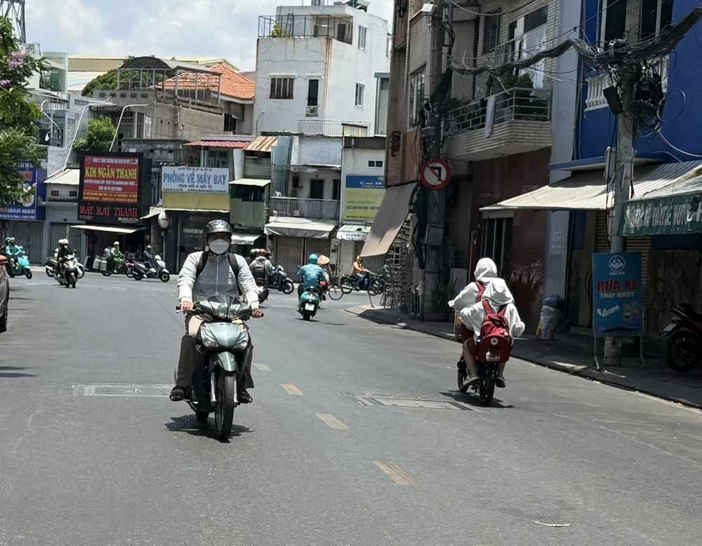 Nắng nóng tiếp tục duy trì ở TP.HCM và khu vực Nam Bộ. Ảnh: NGUYỄN CHÂU