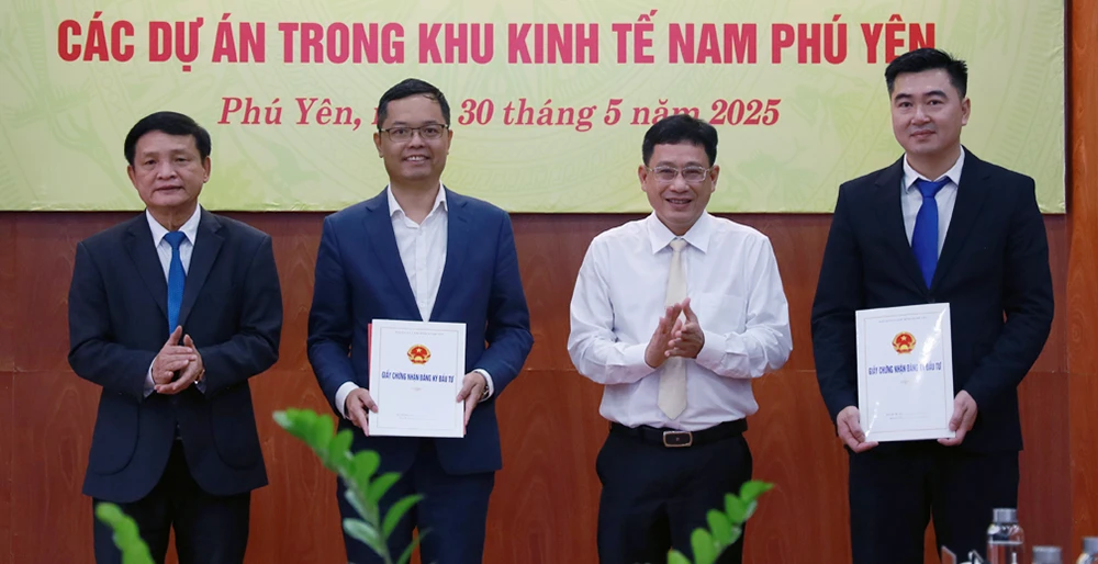 Lãnh đạo tỉnh Phú Yên trao quyết định chấp thuận chủ trương đầu tư cho hai nhà đầu tư. Ảnh: MỸ LUẬN