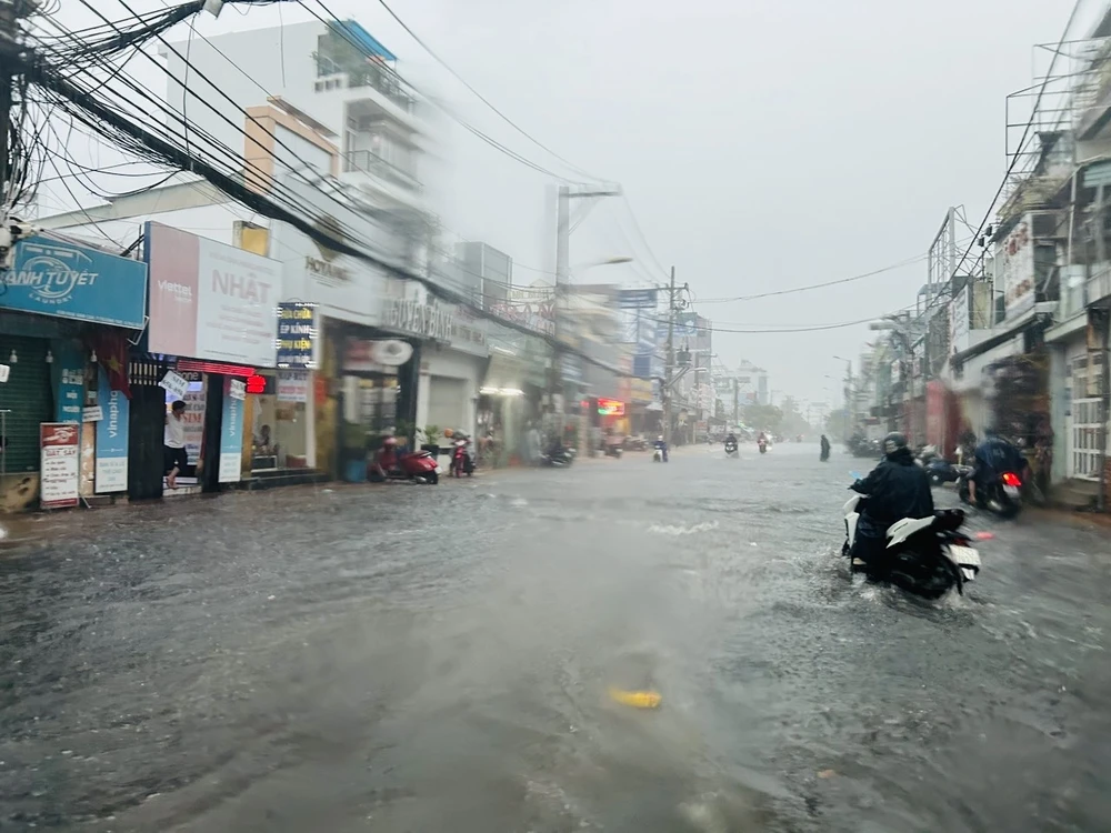 TP.HCM yêu cầu đảm bảo an toàn giao thông trong mùa mưa bão.