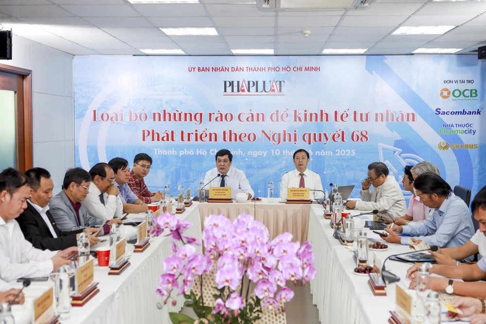 Tọa đàm “Loại bỏ những rào cản để kinh tế tư nhân phát triển theo Nghị quyết 68”. Ảnh: NGUYỆT NHI