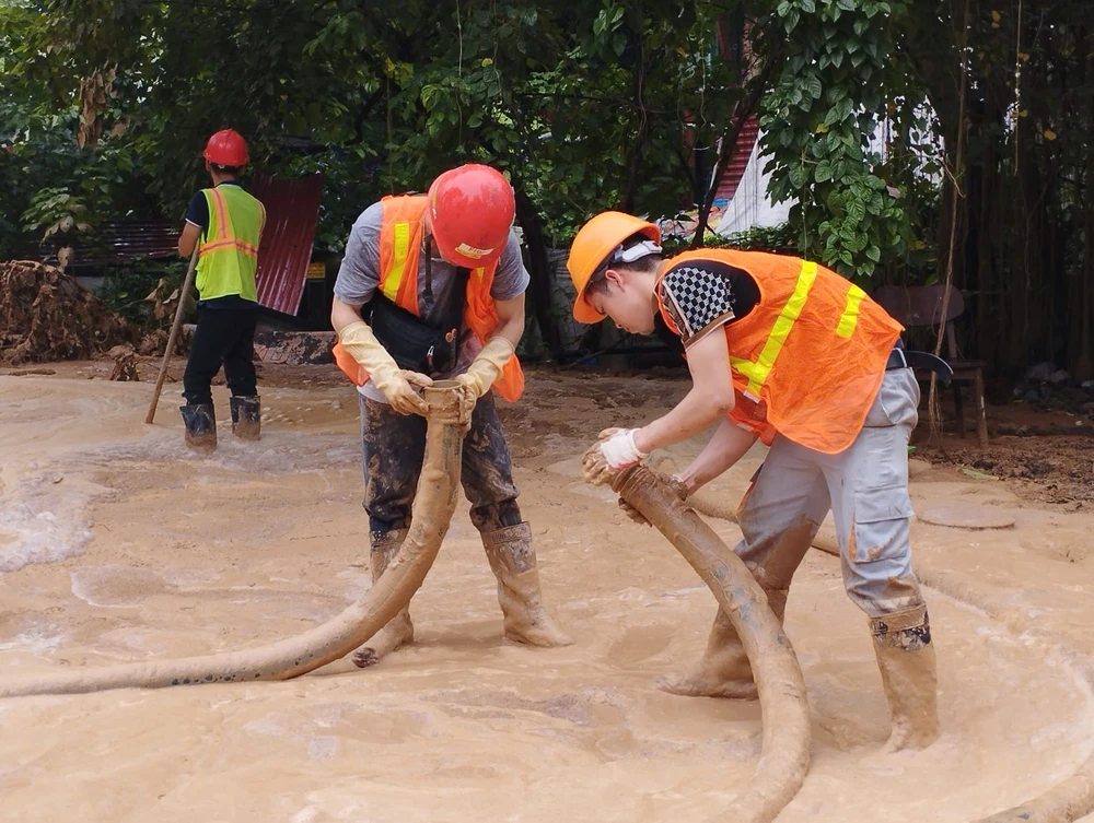 Máy đào hầm Metro Nhổn - ga Hà Nội lại gây phun trào bùn tại ngõ Núi Trúc