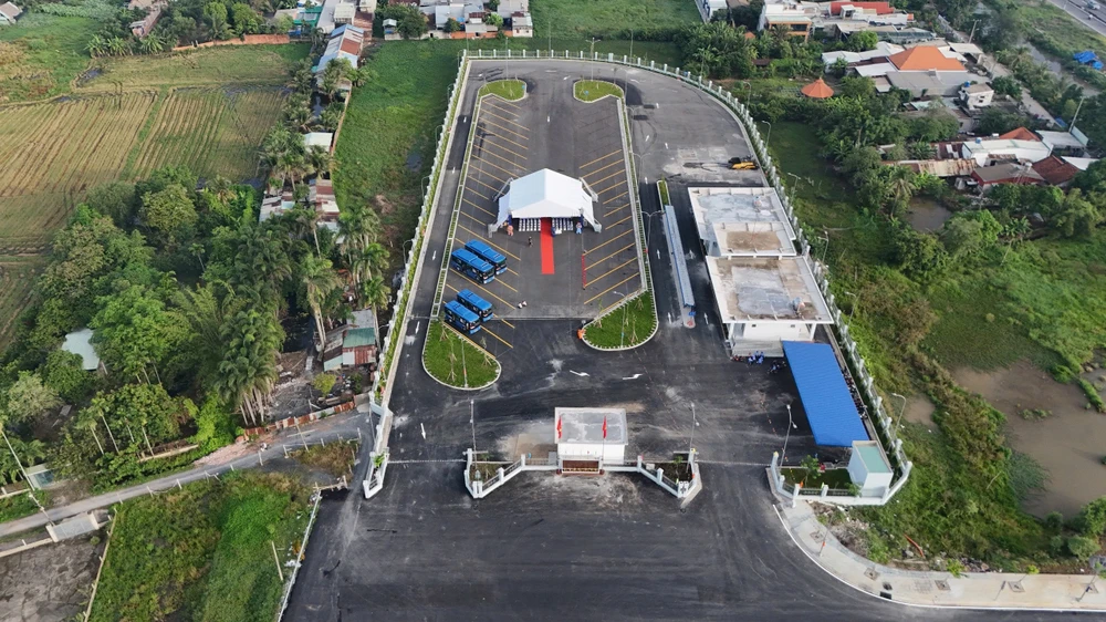 Bến xe buýt Hóc Môn.jpg