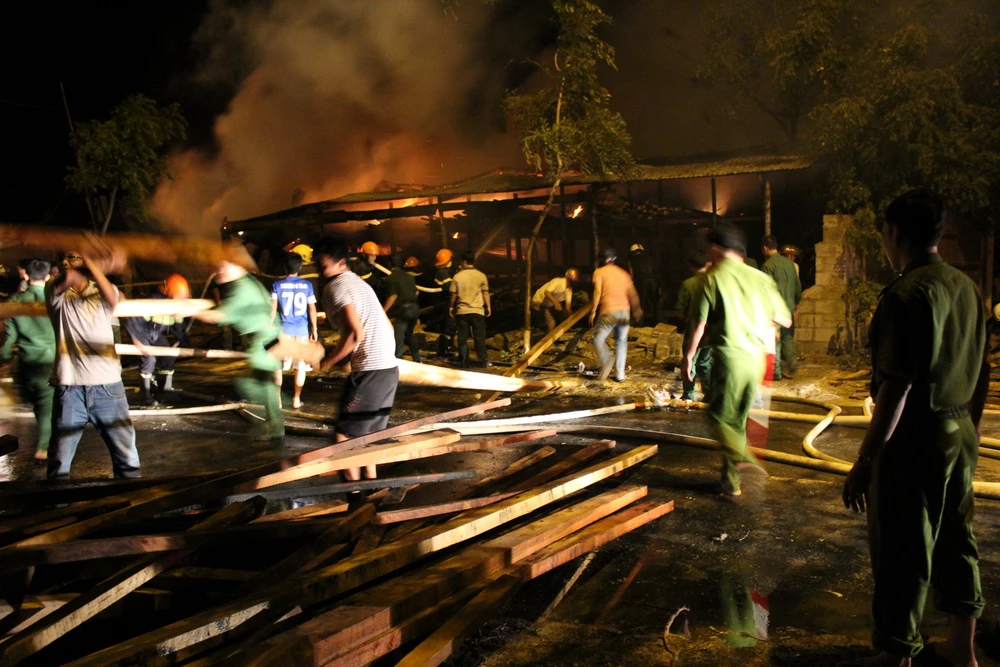 Xưởng mộc lớn phát cháy trong đêm ảnh 4