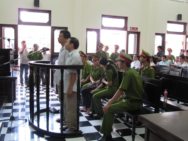 Nguyên giám đốc BV tâm thần tỉnh Tiền Giang biểu hiện bị tâm thần tại tòa ảnh 1