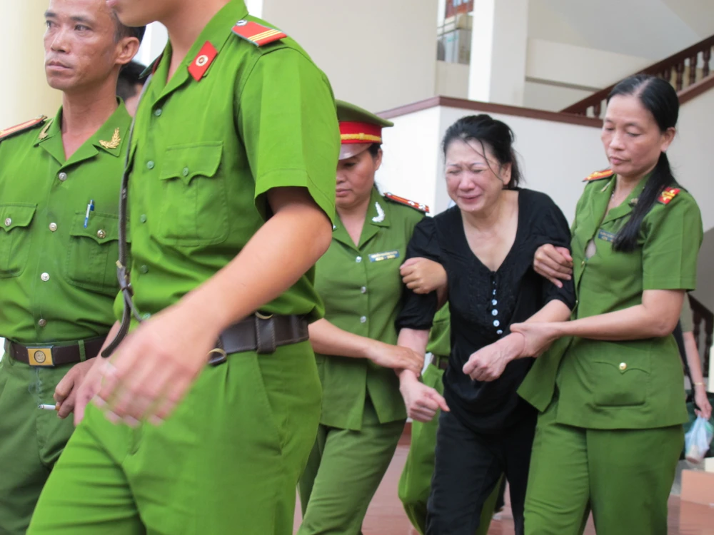 Nguyên giám đốc BV tâm thần tỉnh Tiền Giang biểu hiện bị tâm thần tại tòa ảnh 2