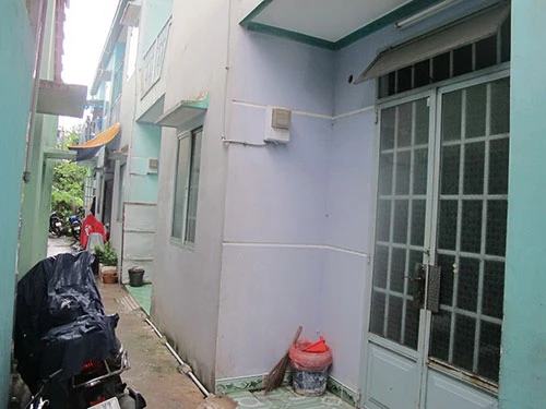 Những dãy nhà của bà H.T.T.L chung giấy phép xây dựng và được mua bán bằng giấy tờ tay, nay người mua phải lãnh hậu quả