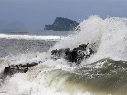 Xe thiết giáp đổ bộ của Mỹ tham gia tập trận CARAT 2014 ở tỉnh Zambales, miền Bắc Philippines, hồi tháng 6Ảnh: REUTERS