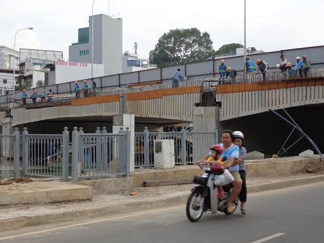 Lung linh sắc màu cầu Lê Văn Sỹ ảnh 10