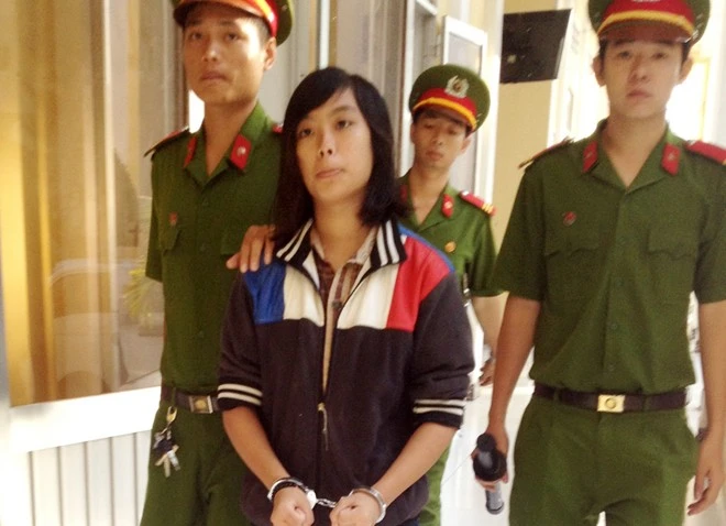 Duyên được đưa đến tòa. Khi gây án người này được cho là dưới 14 tuổi nên không phải chịu trách nhiệm hình sự.