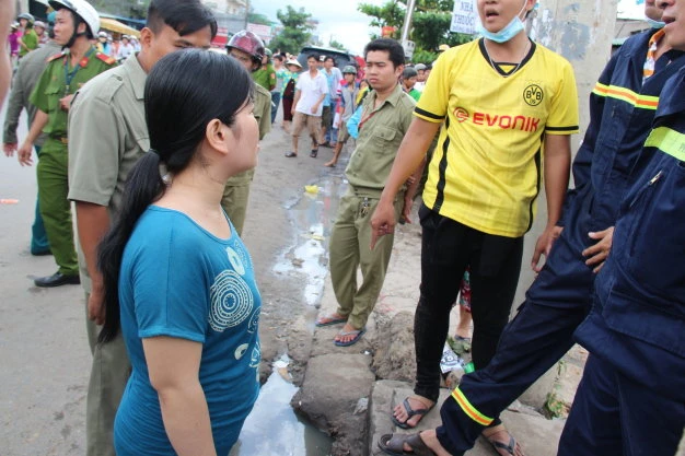 Mẹ cháu Tỷ (trái) cùng lực lượng chức năng tại hiện trường tìm kiếm - Ảnh: Bá Sơn